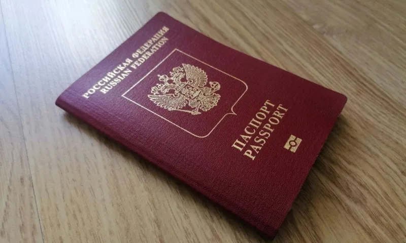 Правила сдачи загранпаспорта при ограничении на выезд вступили в силу в России