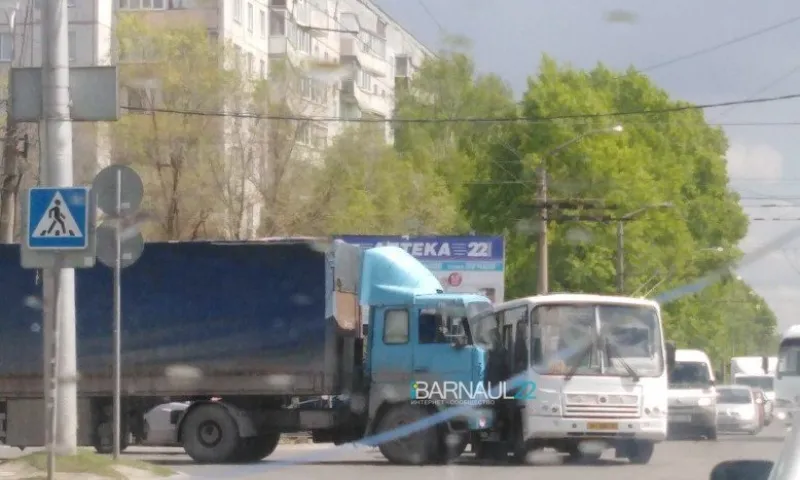 Грузовик врезался в пассажирский автобус в Барнауле