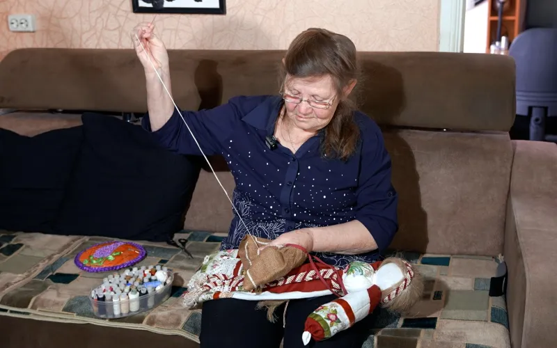 Что может рассказать народная кукла о семье: кукольный мастер из Алтайского края показала свои удивительные работы