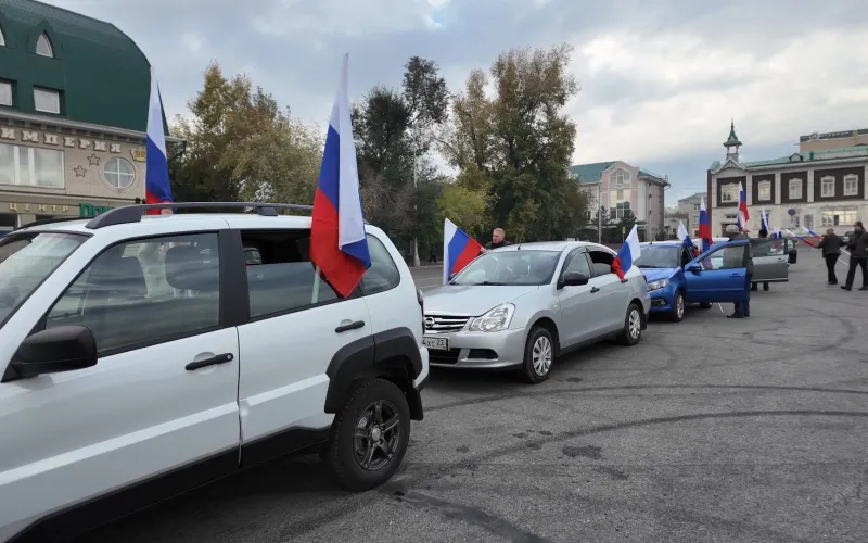 В Барнауле прошёл автопробег, посвящённый годовщине воссоединения новых регионов с Россией