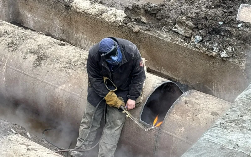 Кипяток снова вылился на проезжую часть из-за коммунальной аварии в Барнауле