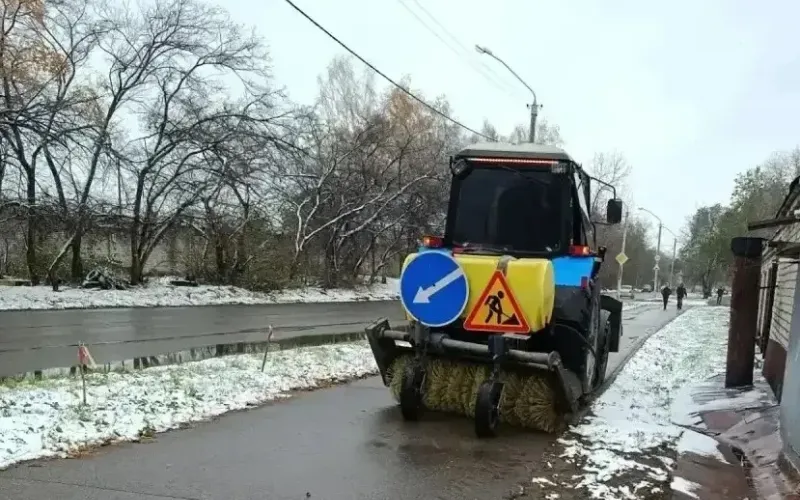 Дорожники перешли на круглосуточный режим работы из-за непогоды в Барнауле 