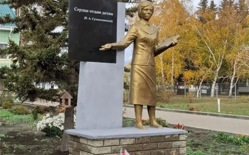 Памятник учителям открыли в Родинском районе
