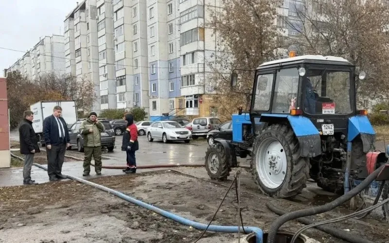 Коммунальную аварию на теплосети на Павловском тракте устраняют в Барнауле