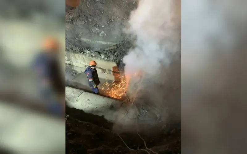 Ремонт поврежденной трубы завершили на улице Попова в Барнауле