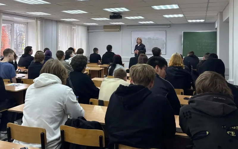 В Барнауле транспортные полицейские провели уроки безопасности для 2,5 тысячи студентов