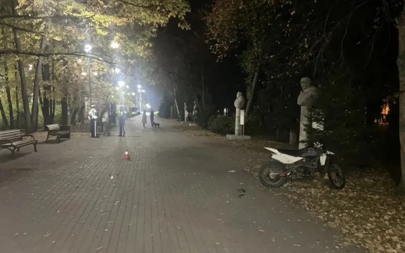 Малолетний байкер сбил пешехода в парке на Алтае