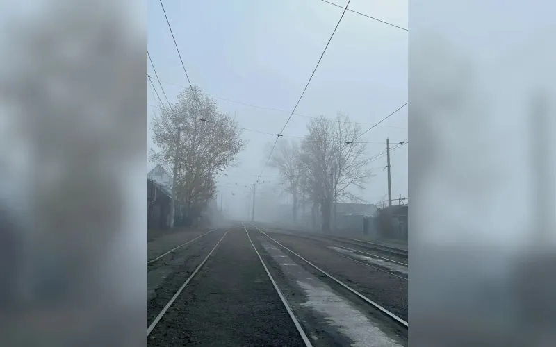 Водителей и пешеходов Барнаула предупредили об опасности на дорогах из-за тумана 