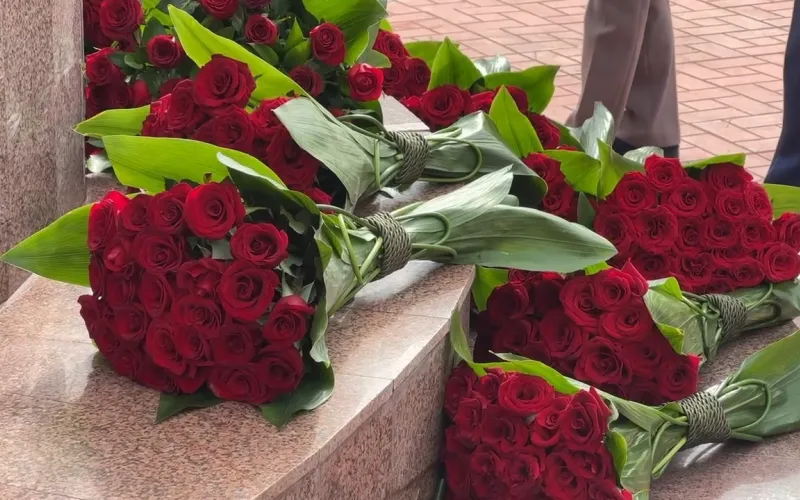 Виктор Томенко возложил цветы к памятнику «Скорбящая мать» в Фергане