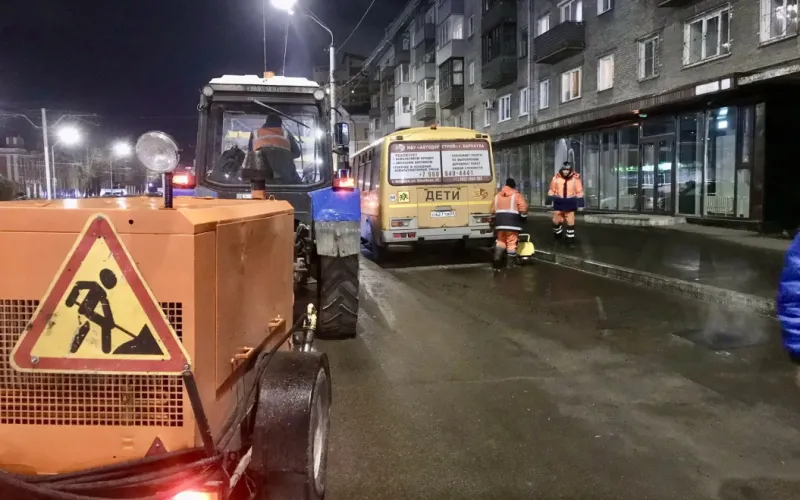 В Барнауле улицы ремонтируют холодным асфальтом