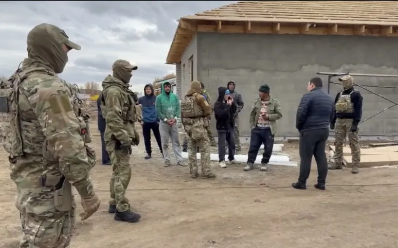 Десятки мигрантов обязали покинуть страну после рейда в Алтайском крае