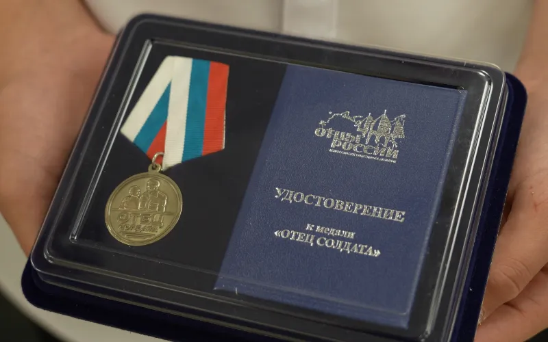 Двум отцам погибших участников СВО из Алтайского края вручили медали «Отец солдата»