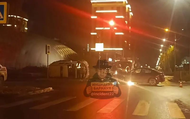 Патрульная машина попала в аварию в Барнауле
