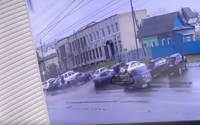 Автоледи протаранила припаркованные машины в Тальменском районе